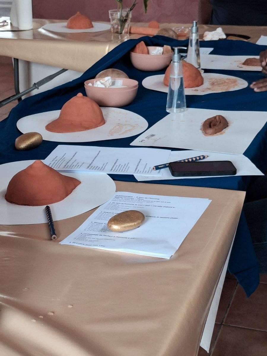 Tables d'un atelier d'argile Artpluriailes, avec les pièces modelées et les supports de chaque participant